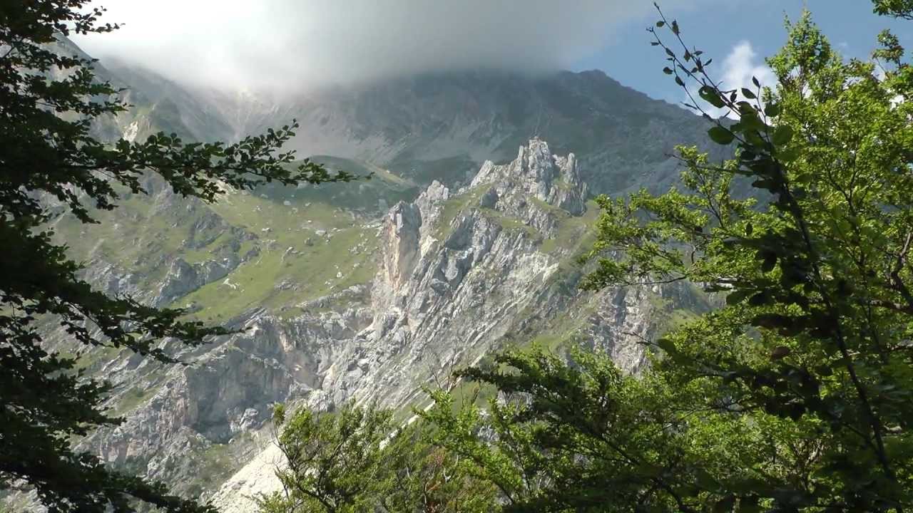 ABRUZZO - GRAN SASSO  Trekking Prati di Tivo - Rio Arno [full HD]