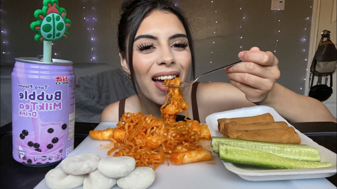 Asmr| spicy cheesey ramen and rice cakes(veggies spring rolls &cucumber) mukbang🍜🧀🥒🧋