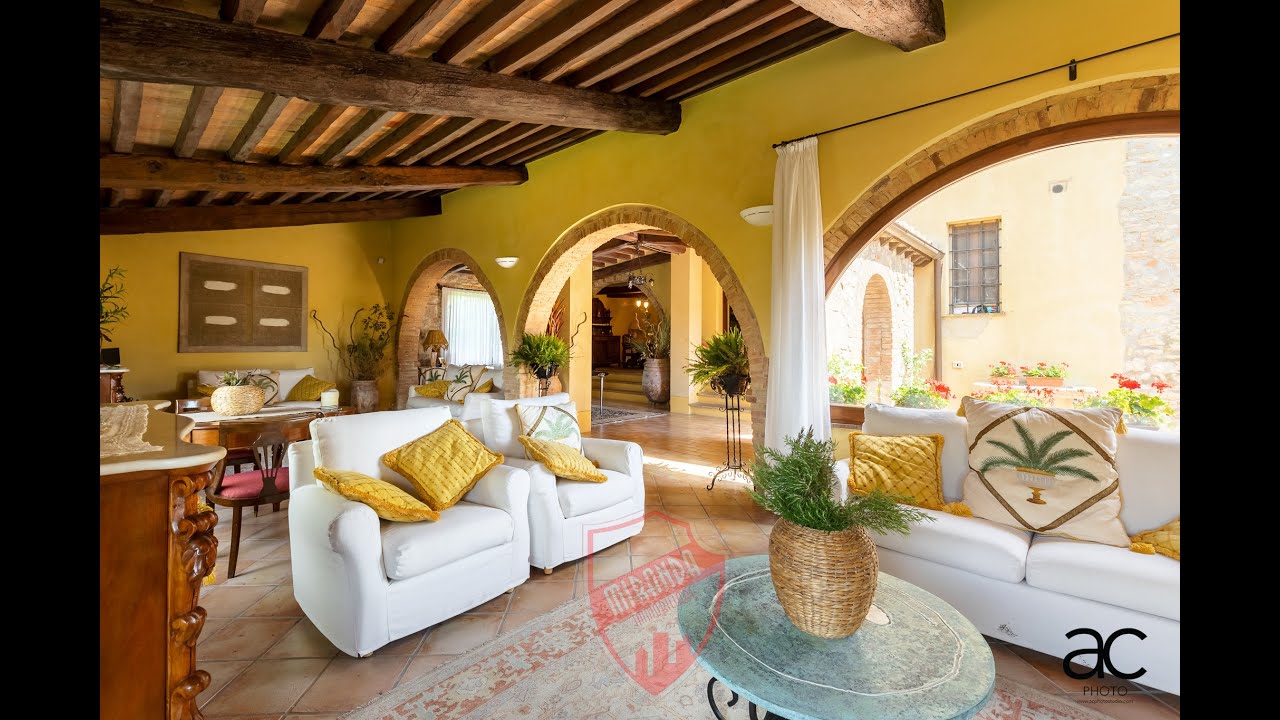 Toscana- Val di Chiana- Magnifico Casale con Terreni