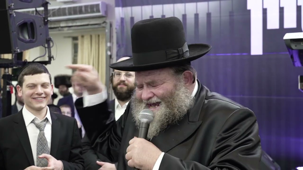 ר' מיכאל שטרייכר במחרוזת שירים בחתונת נכדתו