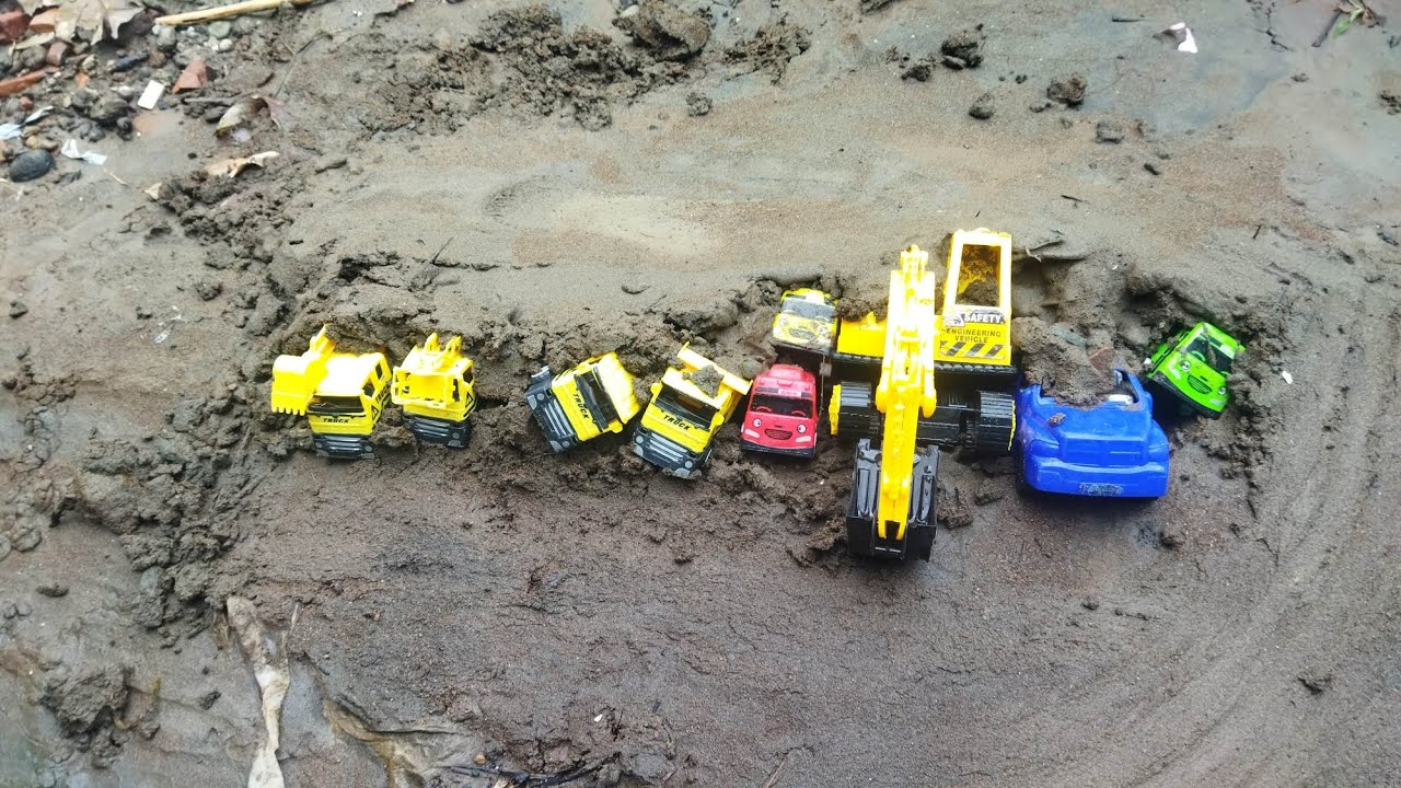 menemukan mainan mobil mobilan berlumpur di sungai,mobil truk sampah,mobil truk pasir,Exavator