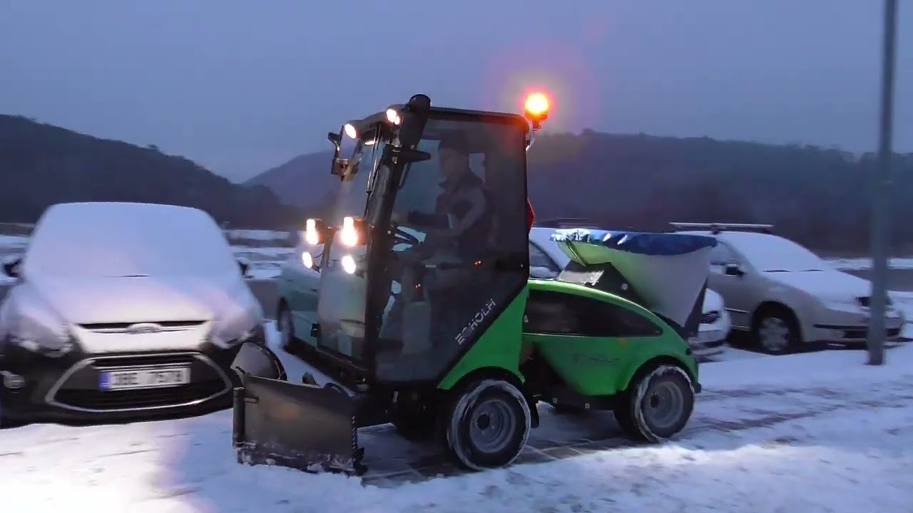 Zimní údržba - úklid sněhu komunálním vozítkem s pečlivou obsluhou, Blansko neuklouzne! :-) LIKE!