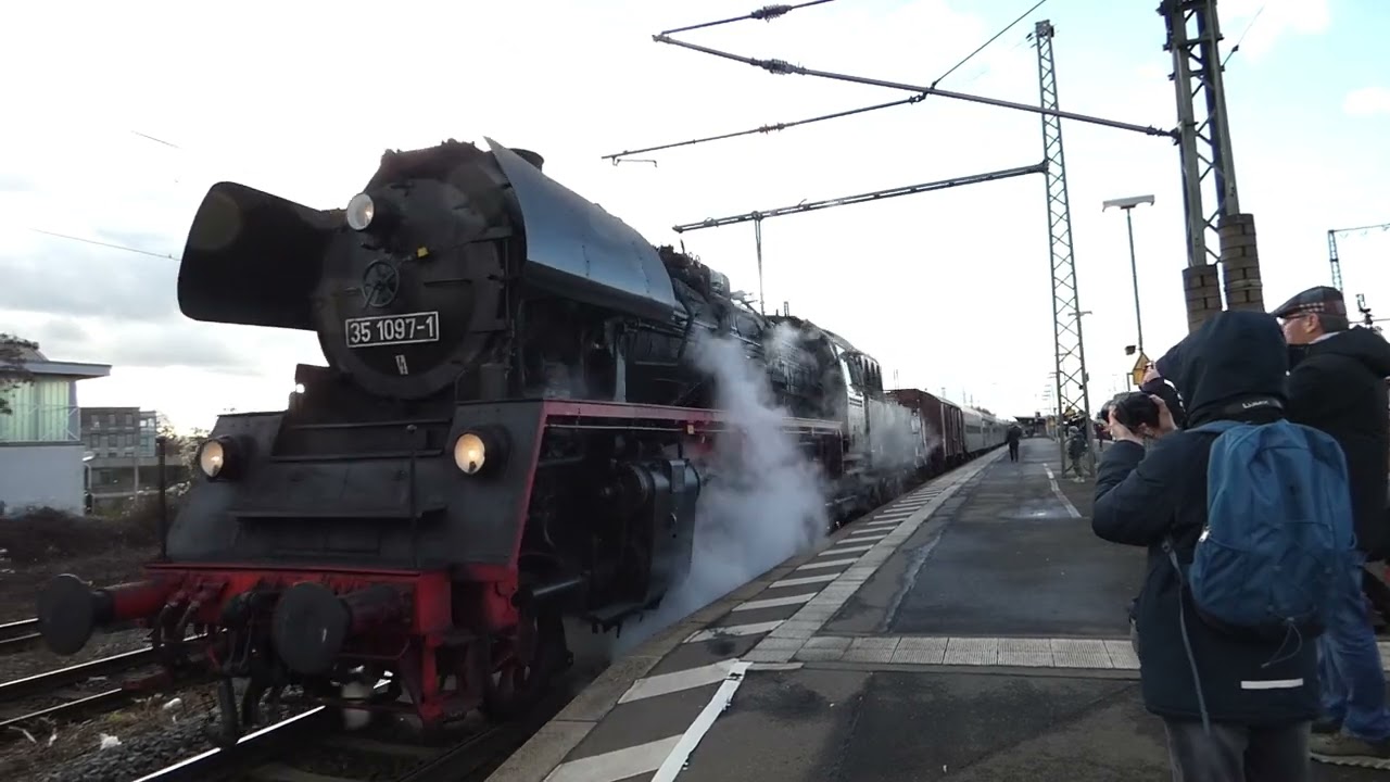Dampfsonderzug mit 035 1097-1 und 211 013-8 als Schieber 2023