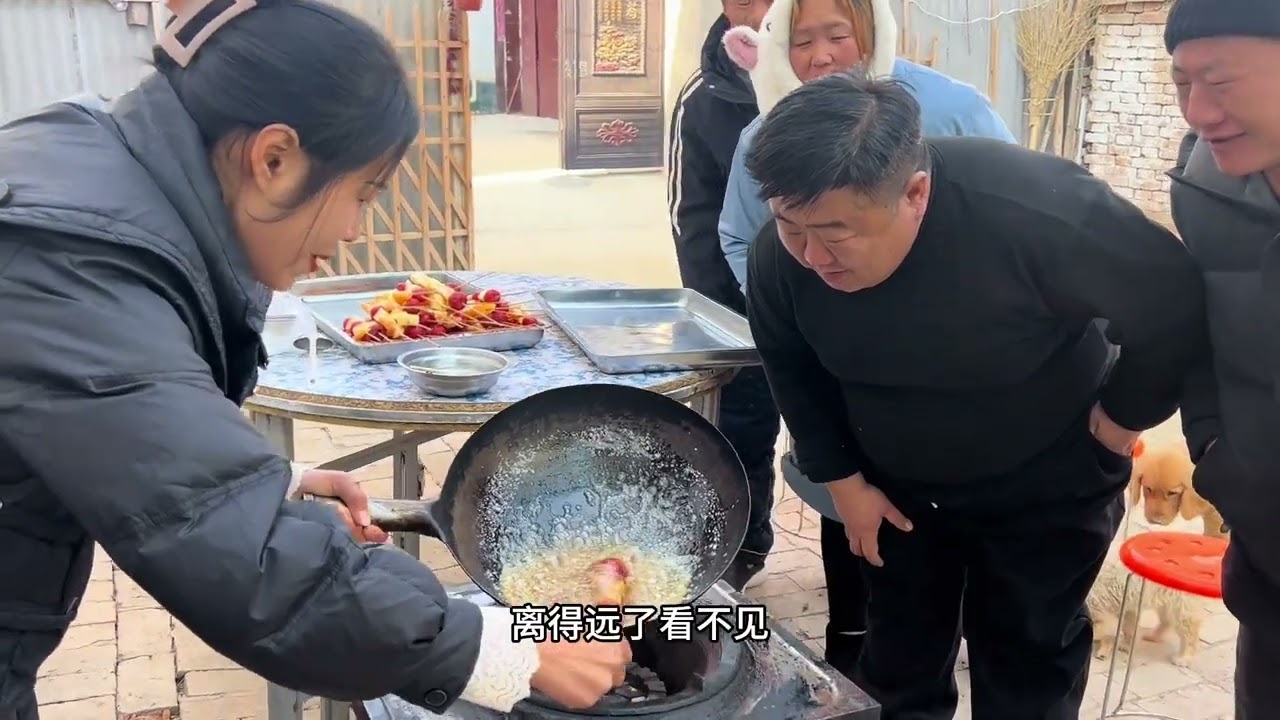 小雨亲自制作冰糖葫芦，胖伟震哥，等着看她笑话，结果，完美完成 #团建活动 #自制冰糖葫芦吃起来了