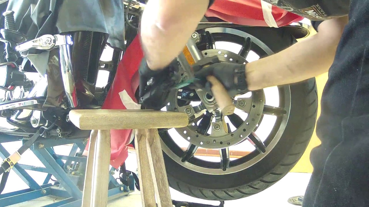 Harley Trocando pastilhas de freio dianteiras Electra Ultra 2014