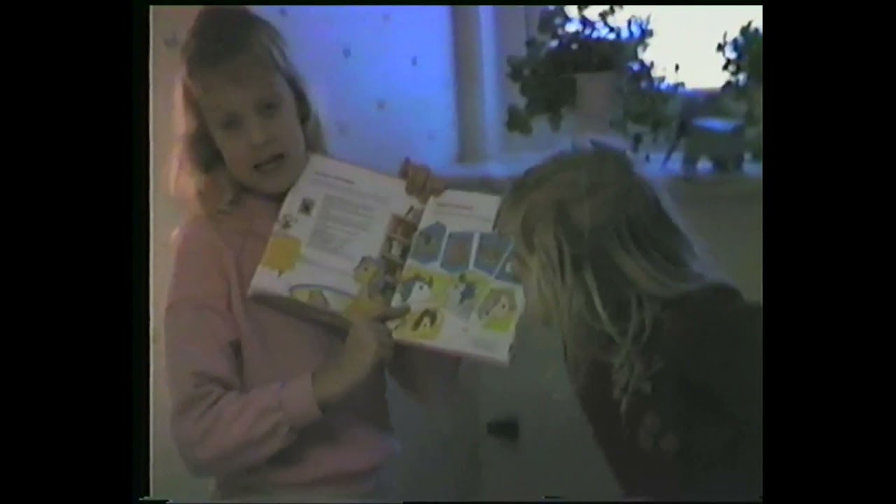 Sofie och Nelly visar sina leksaker, särskillt 'My Little Pony d 8 januari 1987