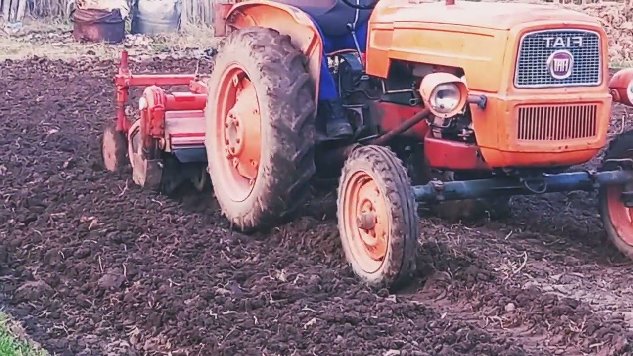 Freza de pamant Kubota si tractor Fiat215