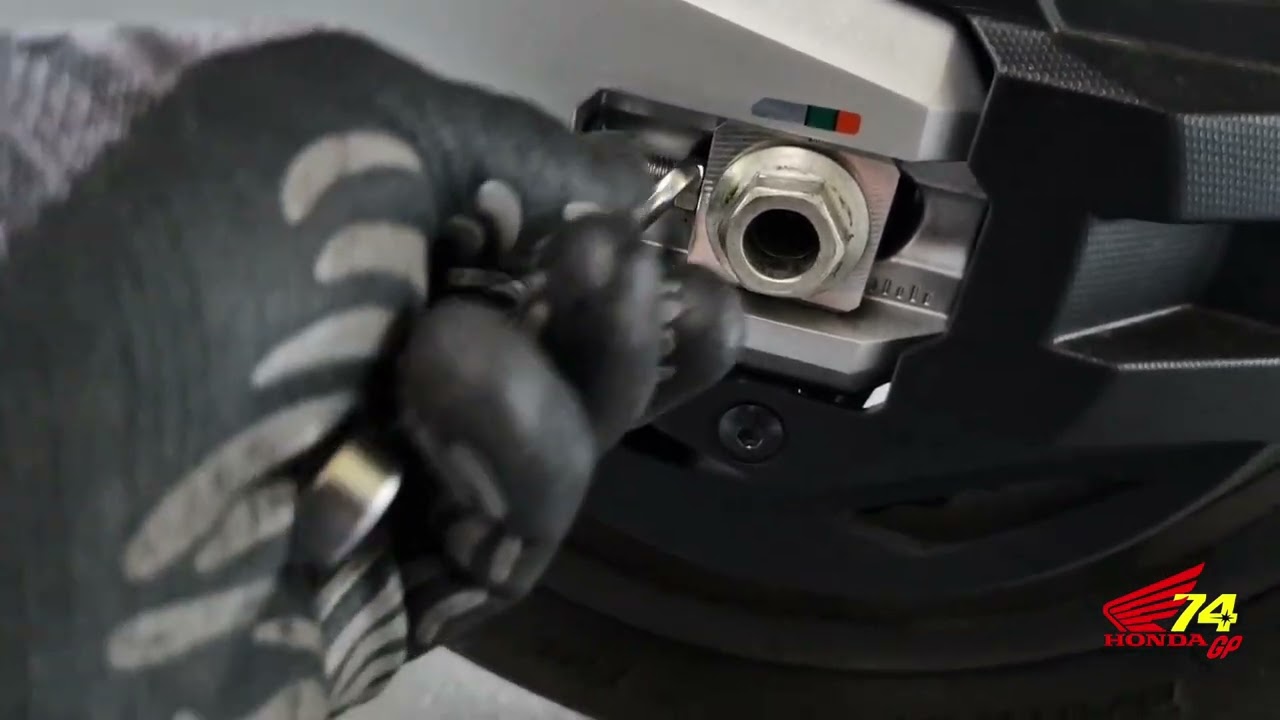 Honda Forza 750 y xadv, tensar cadena.