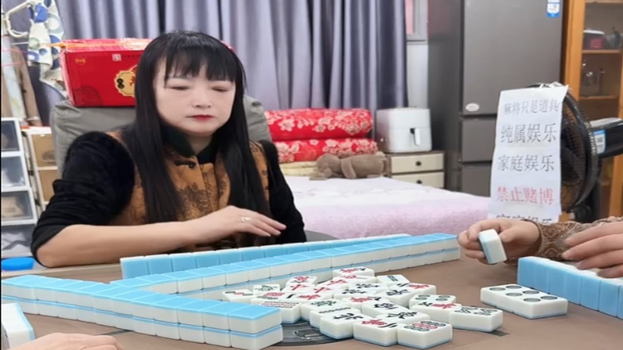 她坐在四方桌前，把疲惫慢慢放下