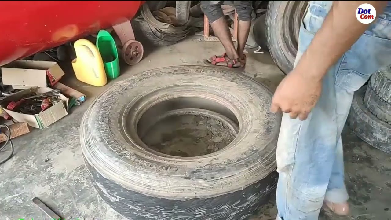 ফেলে দেওয়া টায়ারে
