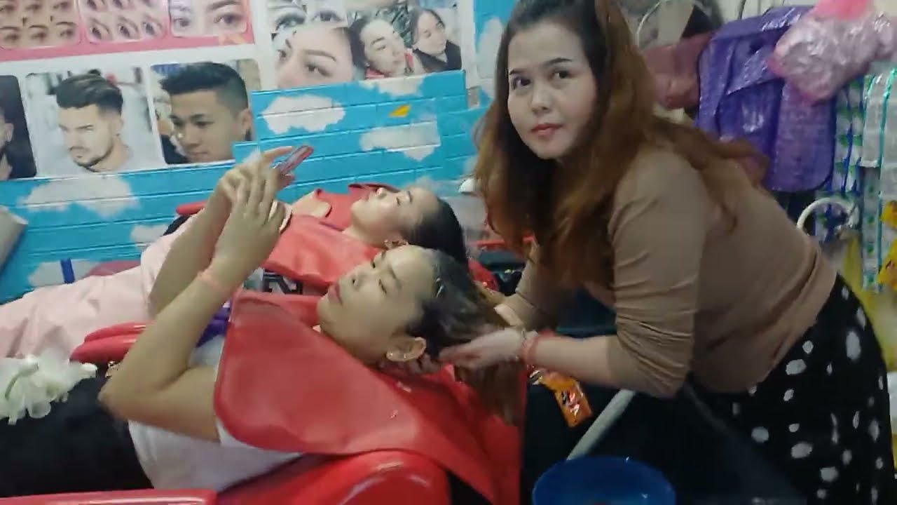 비엔티안 딸랏싸오아침시장 머리삼퓨 Hair shampoo on the first basement floor of Talat Sao Morning Market in Vientiane