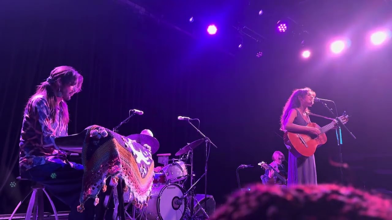 Liana Flores, “Orange-coloured day” Live