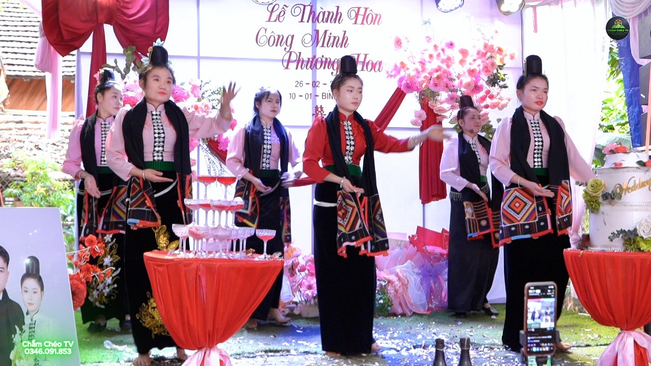 VŨ ĐIỆU INH LẢ ƠI - CÔ DÂU PHƯƠNG HOA VÀ ĐỘI VĂN NGHỆ GIA ĐÌNH.
