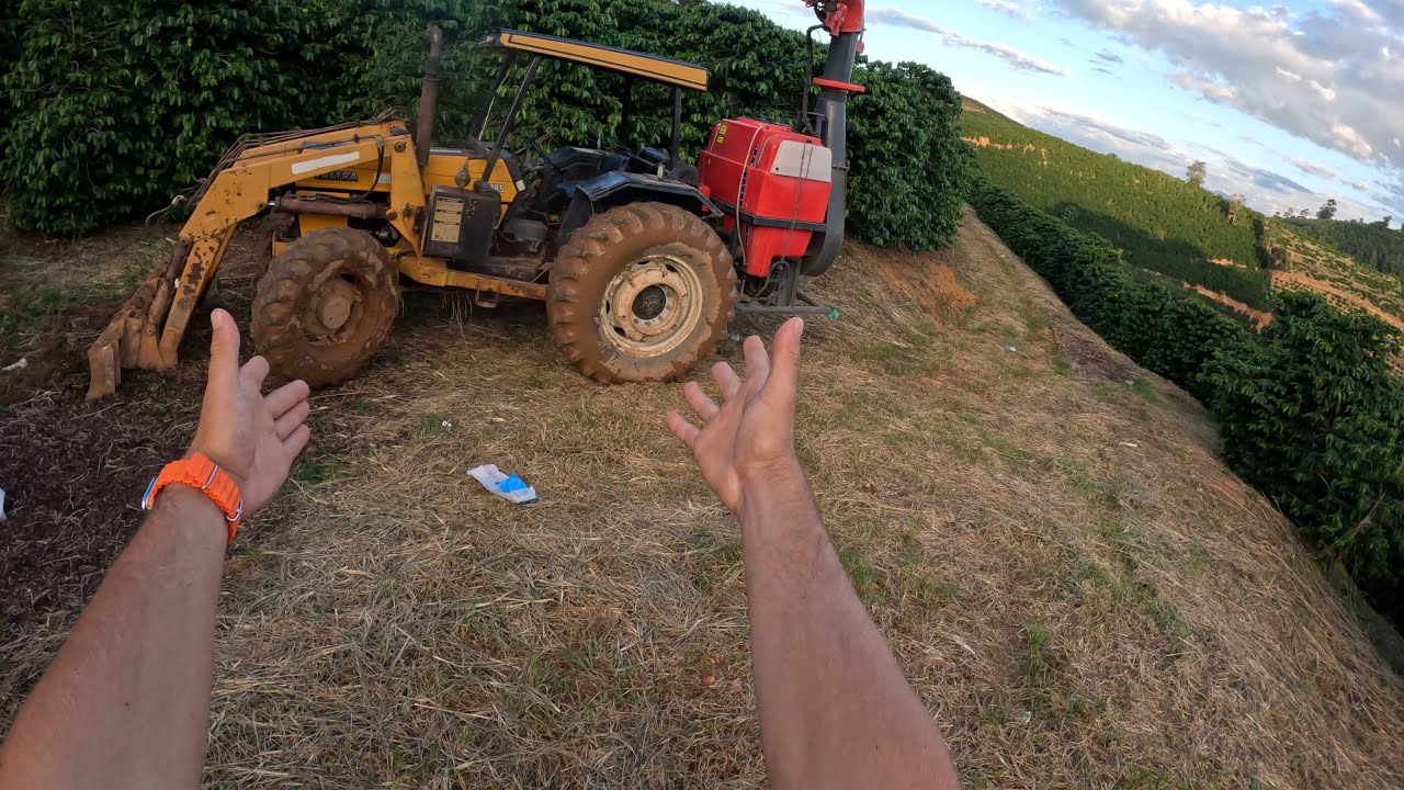 Pulverizando café com o valtra 785 👨🏻‍🌾