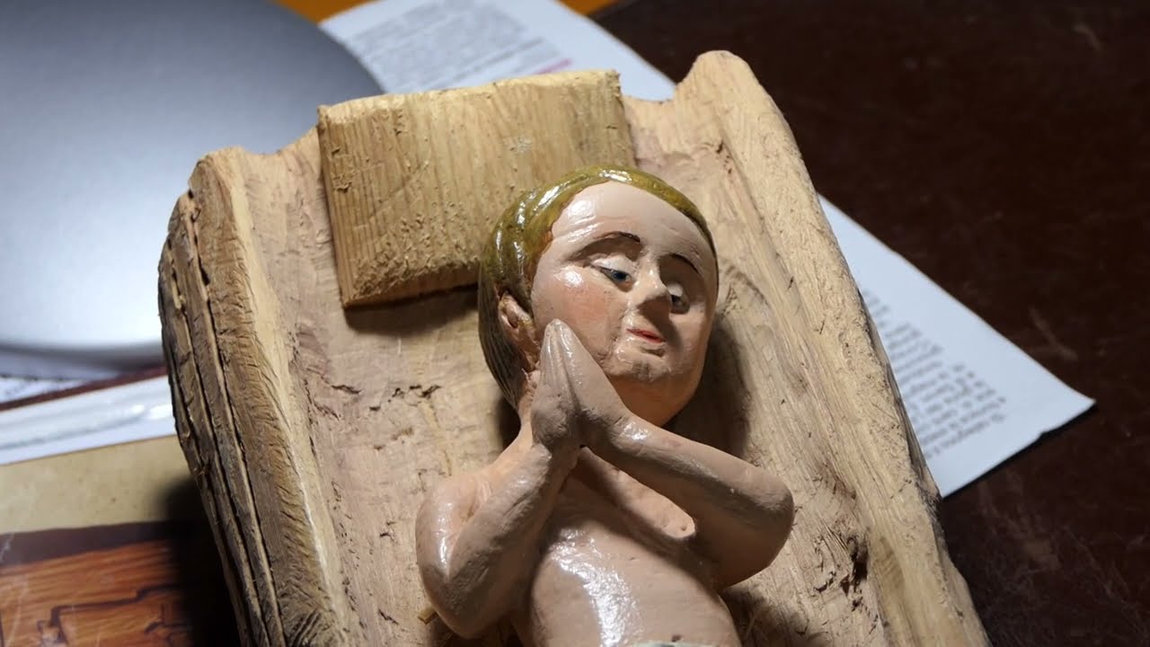 Fiumicino, padre Francesco: il prete-scultore che intaglia il legno