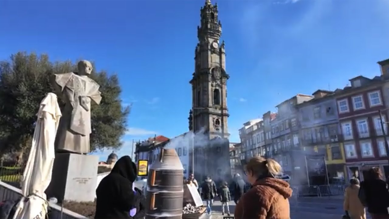 paseando por la ciudad de Oporto , Portugal