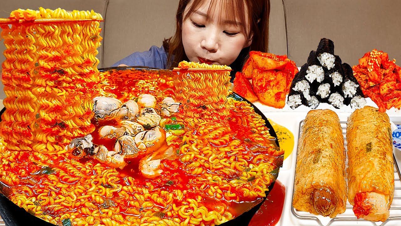 Sub)Real Mukbang- Рамен с острыми устрицами 🔥 Мини-кимбап 🍙 Колбаса из рыбной котлеты 🍢 Кимчи 🌶️