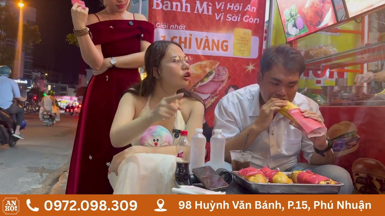 Khoa Cá Mập tham gia thử thách ăn Bánh Mì An Hội