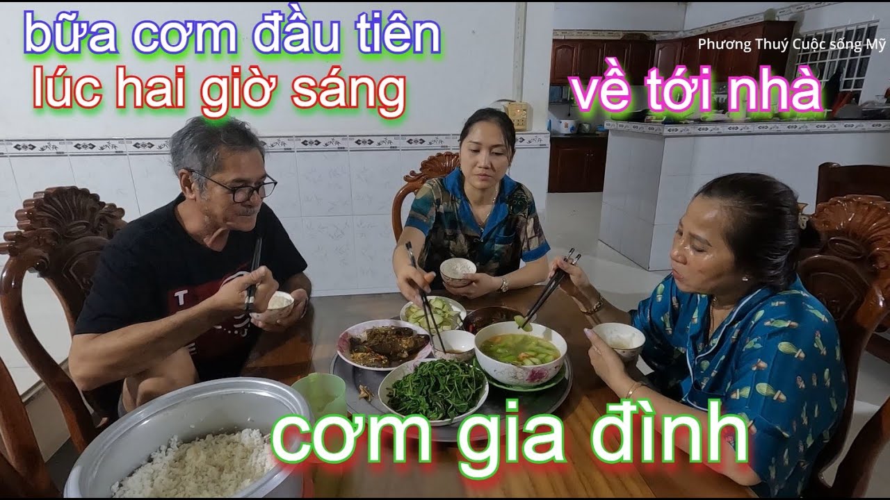 Cha Mẹ và phương Thuý ăn bữa cơm đầu tiên khi về tới Việt Nam lúc hai giờ sáng _ Quá ngon