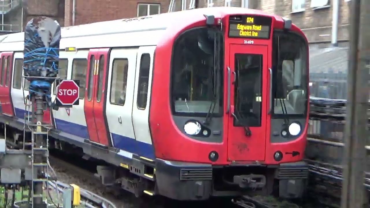 Earl's Court, 19 Feb 26. An Eastbound District line service for Edgware Road enters the platform.