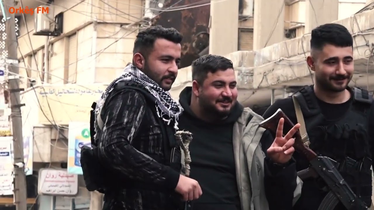 طالب آلاف أهالي مدينة عامودا، اليوم، بضمان حقوق الشعب الكردي وتحقيقها ضمن الدستور السوري،