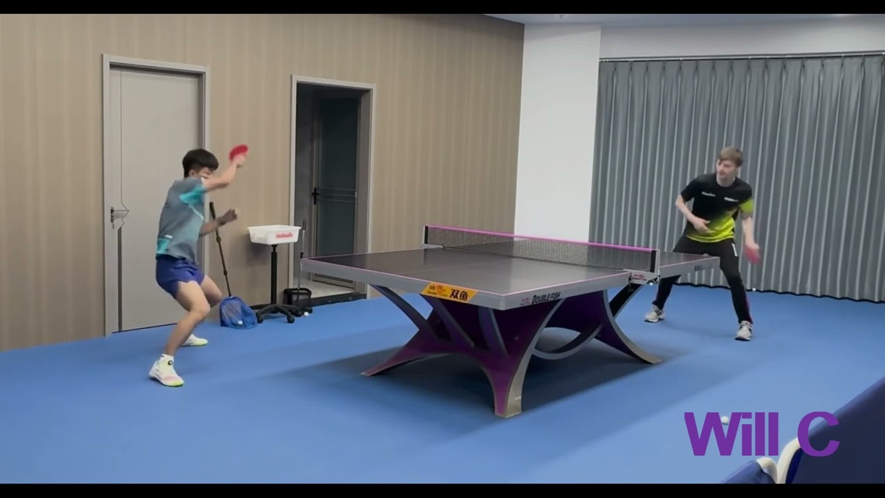 Anders Lind showcase his strawberry slice & play with a phone