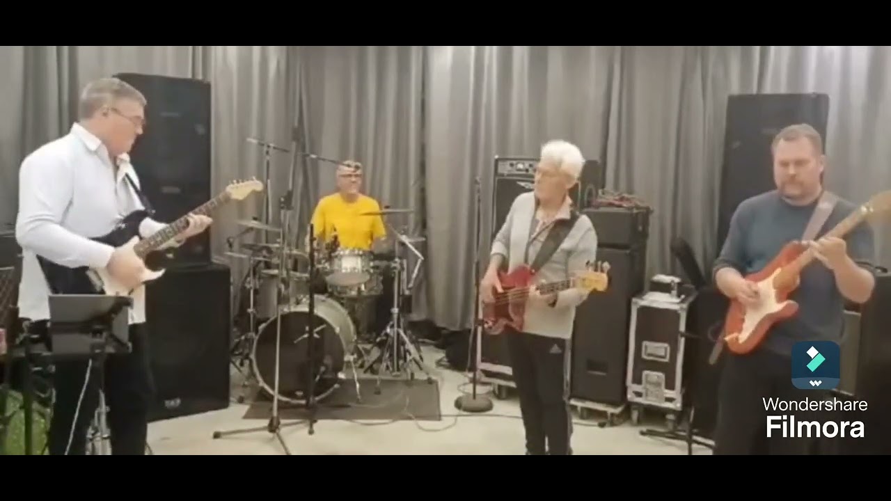 the Savage ( the shadows) 😁❤️🇩🇰🎸played by men of mystery.