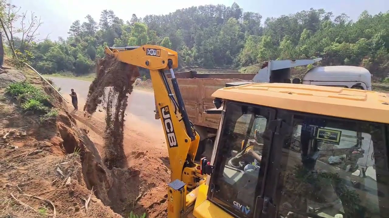 jcb digging and loading soil into a dump truck || jcb loading soil in a dumper || jcb at work