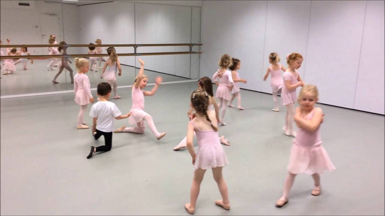 STUDIO 52 DANCE ACADEMY: cours d'initiation à la danse pour 3-6 ans