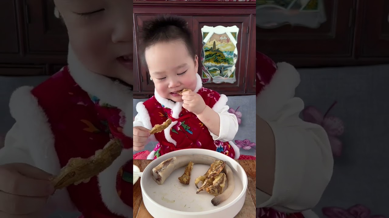 穿最花的袄，啃最香的尾，做最乐的崽 #寶寶吃飯 #小吃貨的日常