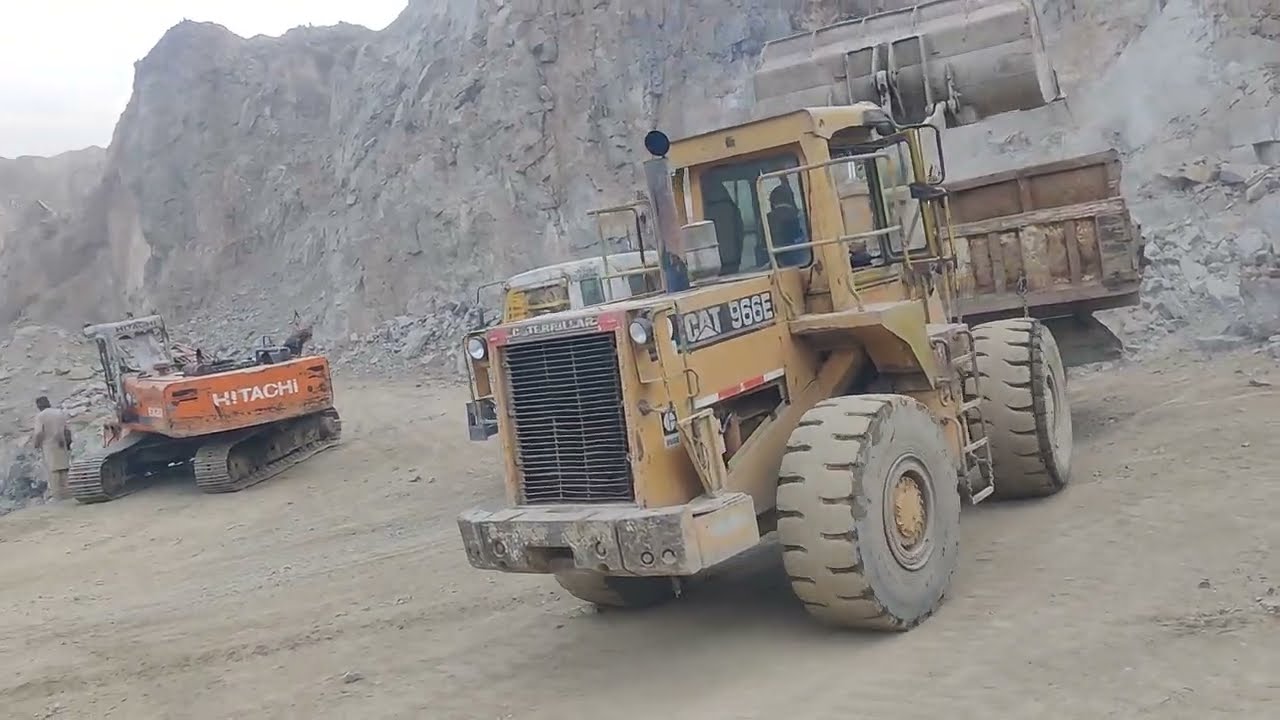 Bigger Caterpillar Loadar loading Stone in mountain View: such a super duper stone here 