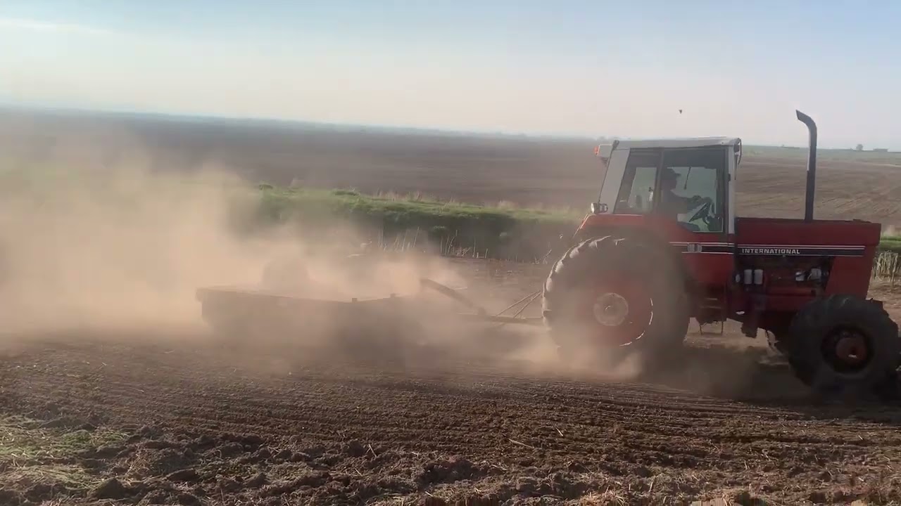 River B IH 1086 with MFWD Pulling an IH 315 Cultimulcher