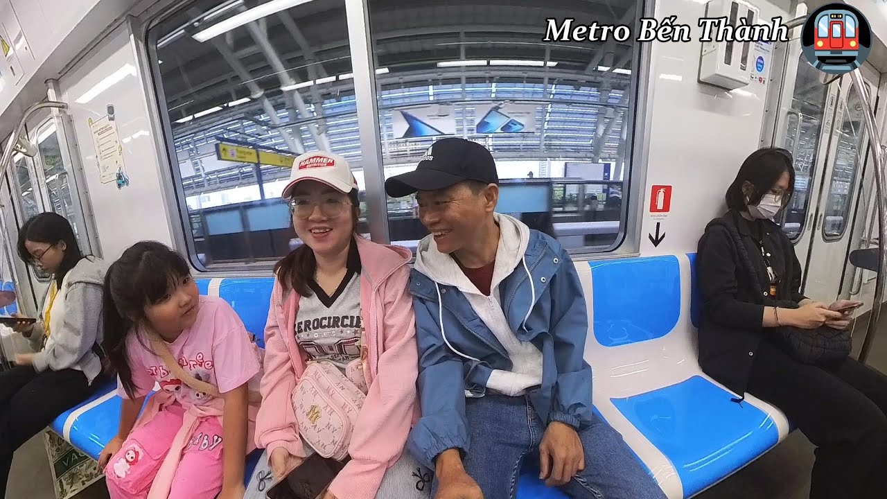 Lần đầu gia đình mình trải nghiệm tàu điện Metro Bến Thành