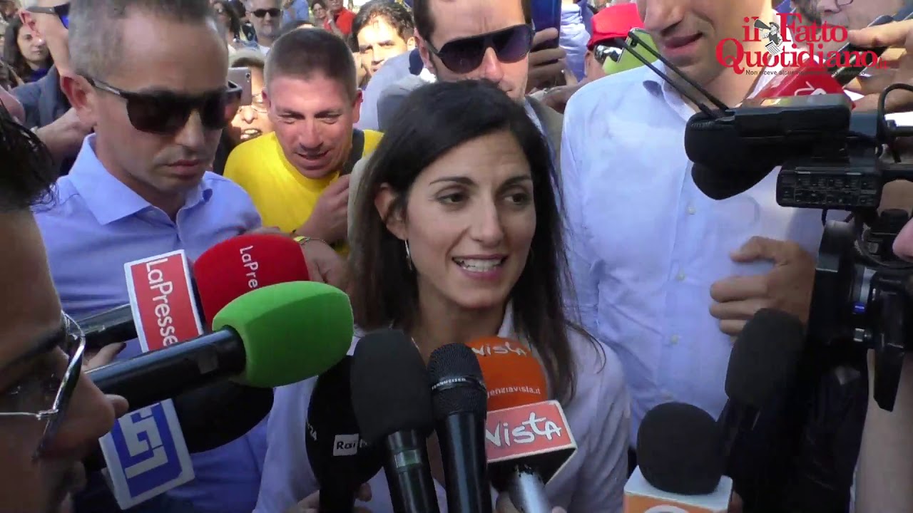 M5s, urla contro i giornalisti all’arrivo di Virginia Raggi. Attivisti contro la Iena Filippo Roma