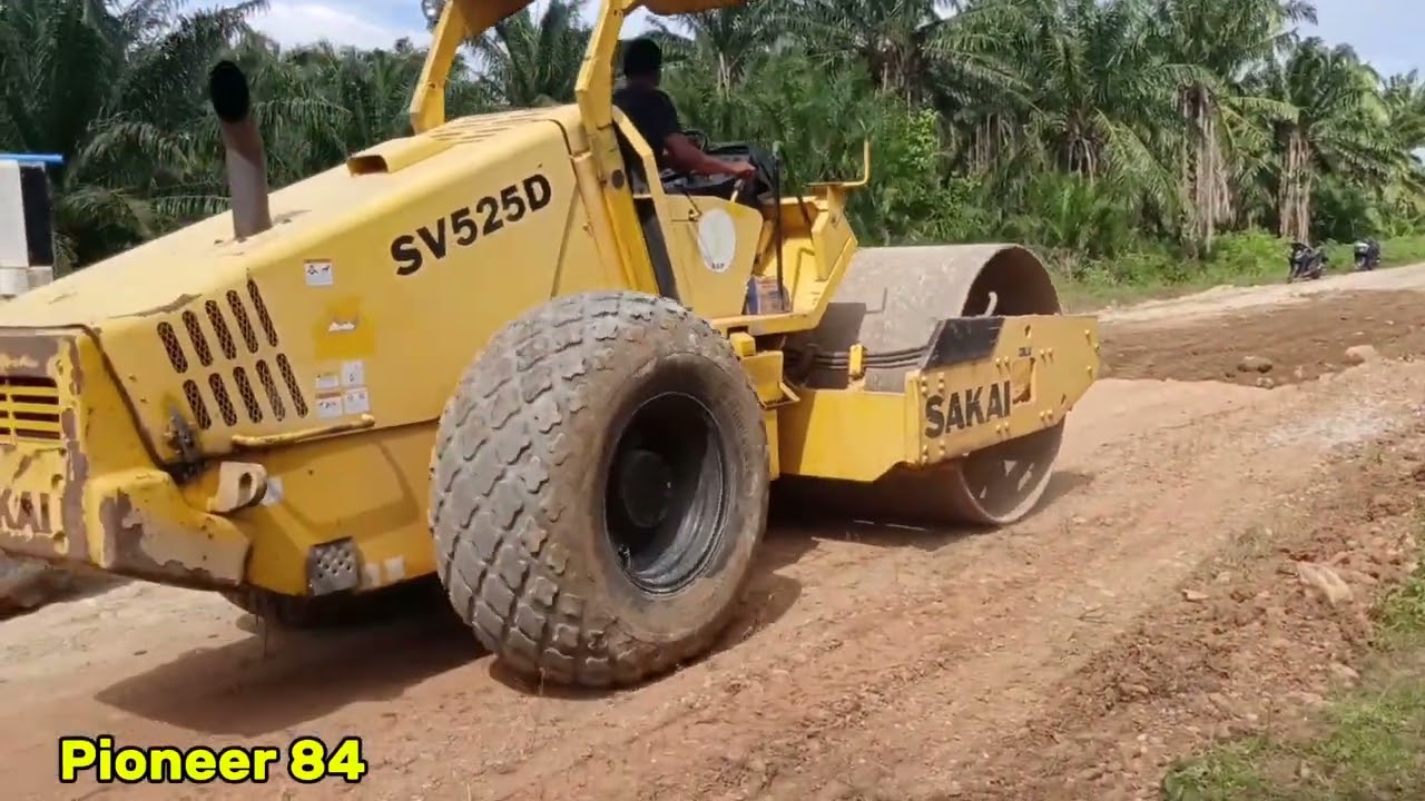 JALAN BATU TAMBUN - PT HEXA‼️SORE INI, SEJUMLAH TRUCK BONGKAR MUATAN MATERIAL UNTUK PERBAIKAN JALAN
