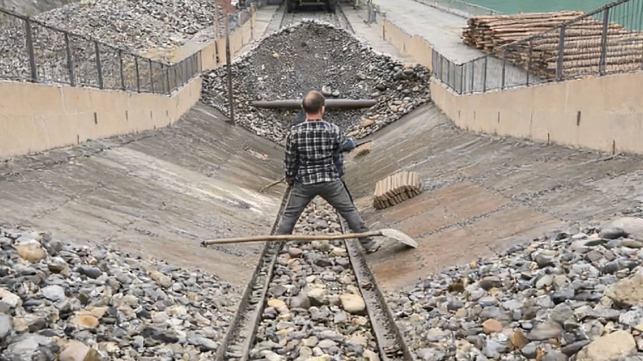 3,000-ton cargo ship unloading phosphate ore | Perfect industrial ASMR | Barge life