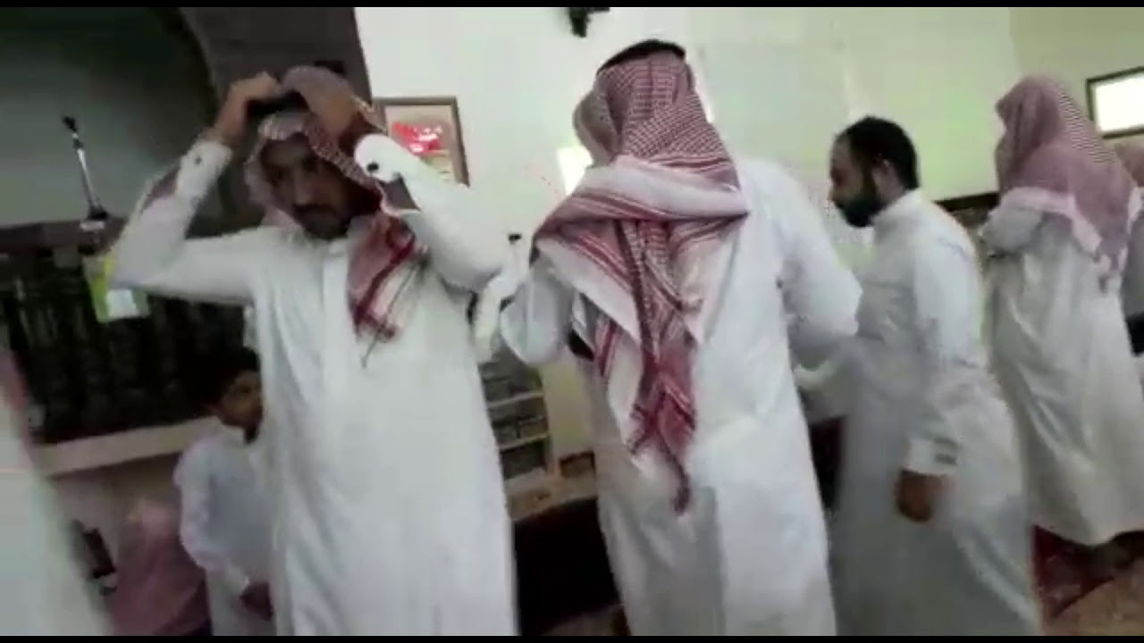 لحظات توديع عامل البوفية عبدالحميد الذي أمضى قرابة ٢٥ سنة بقرية سلم الزواهر