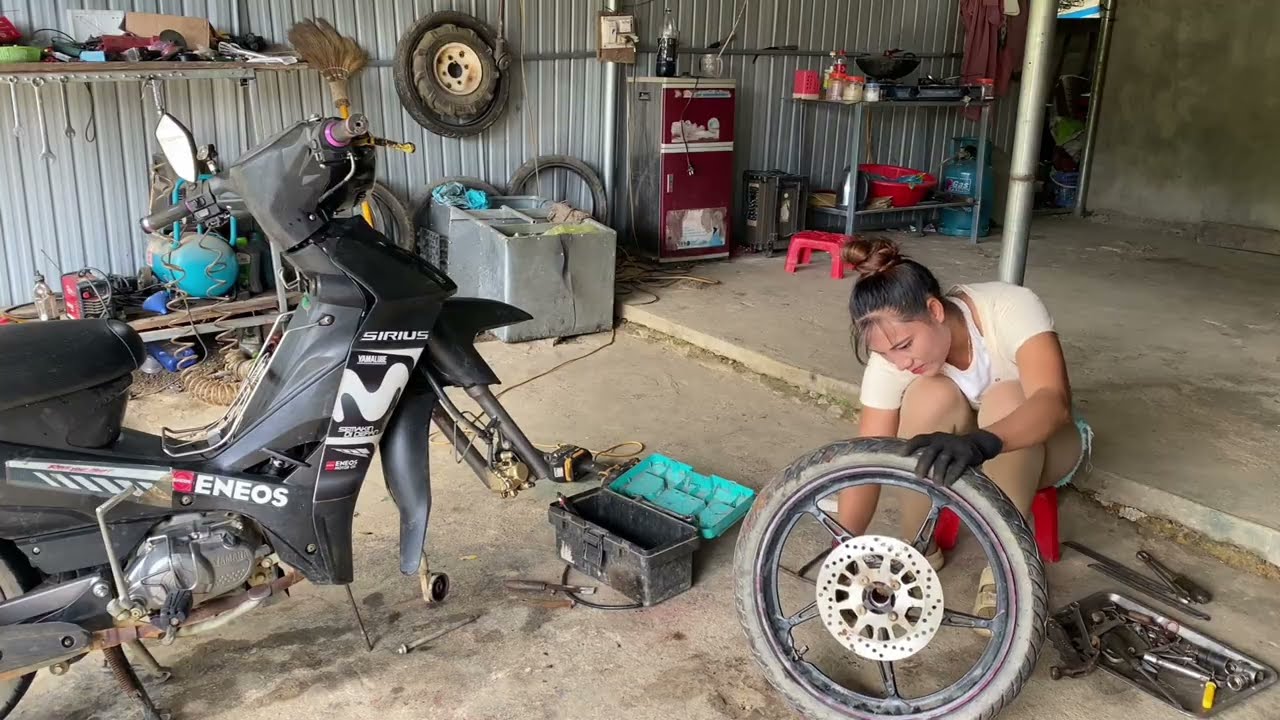 Video compilation : Talented girl who repairs and helps people is loved by everyone