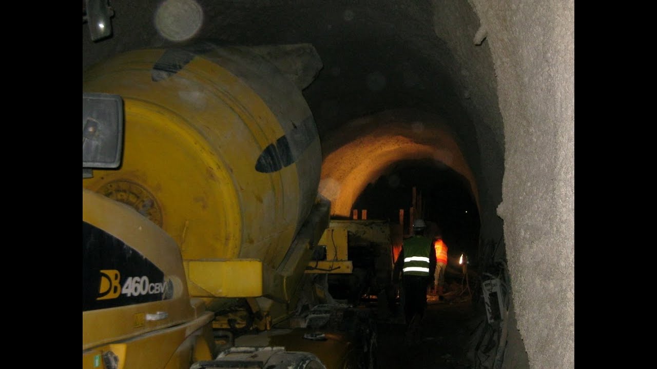 Pouring of concrete inside tunnel - Tünel içerisinde beton dökümü