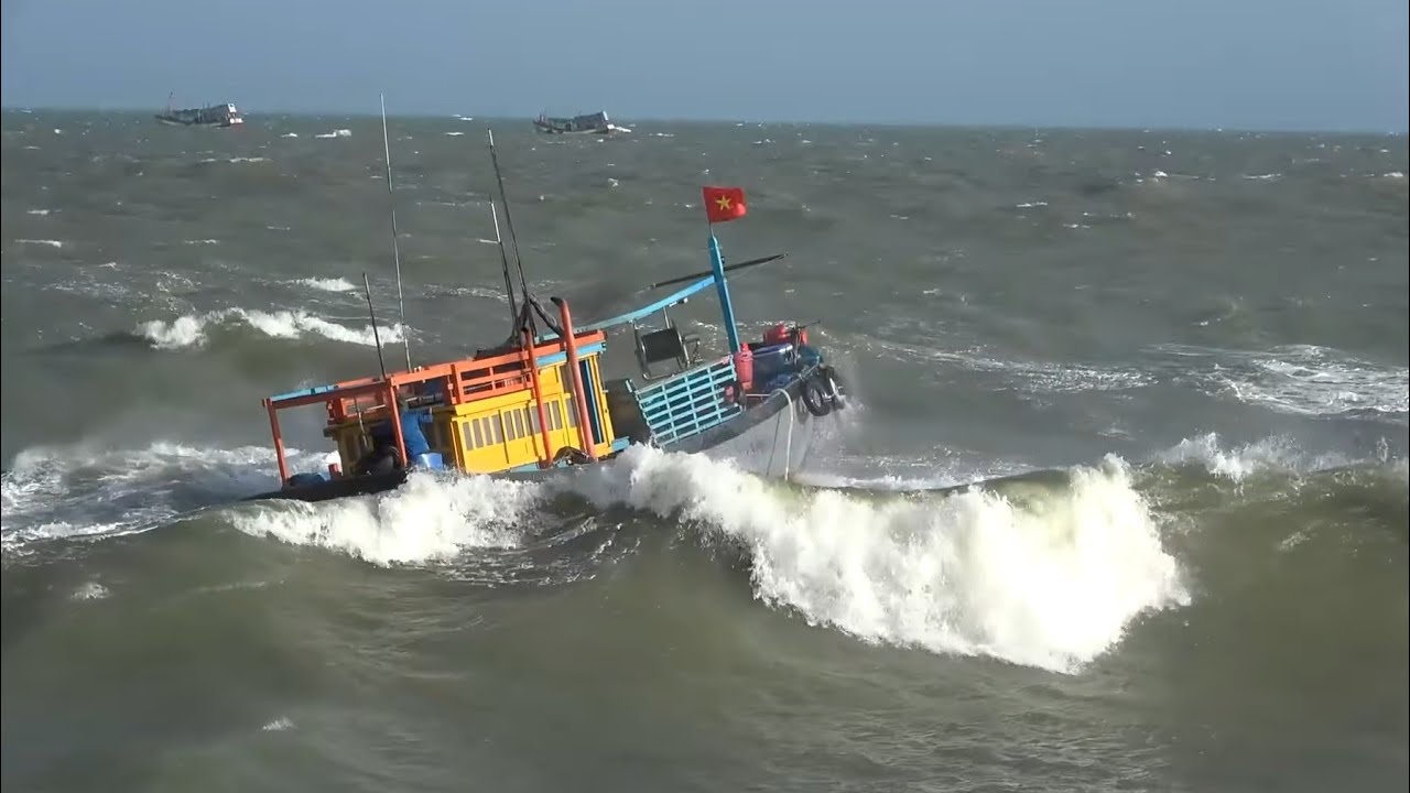 Bão số 2 ghe bị sóng đánh tơi tả khi qua cửa biển