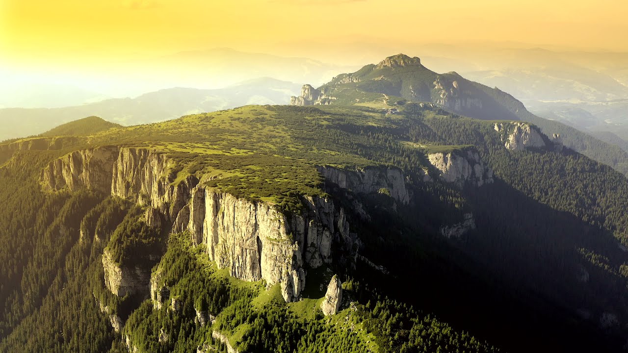 Masivul Ceahlău: De pe Vârful Ocolașul Mare până pe Vârful Toaca (Filmare aeriană 4K)