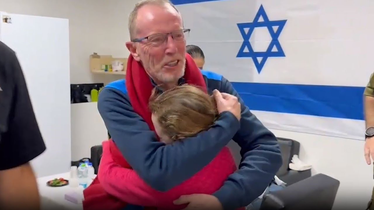 האיחוד המרגש של 13 משוחררי הפעימה השנייה עם משפחותיהם
