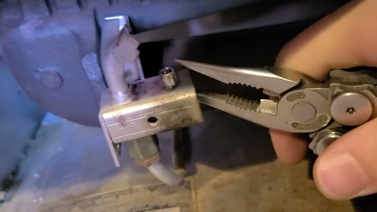 Замена термопары датчика пламени на старом газовом обогревателе марки Sears.