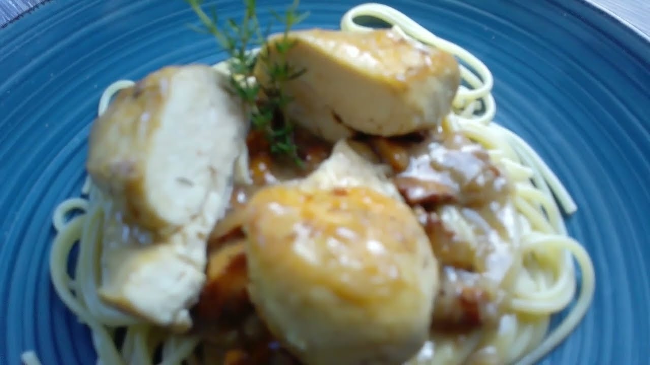Gebratene Hühnerbrust mit Eierschwammerlsauce & Spaghetti