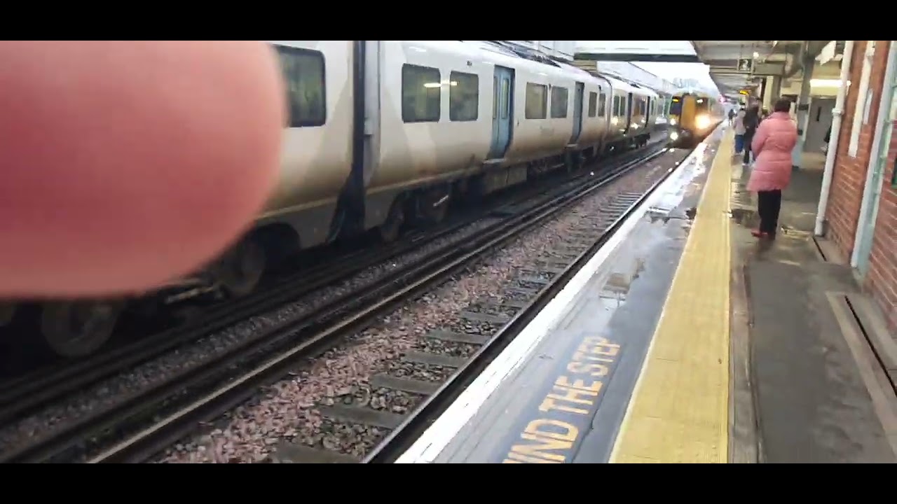 Southern 377 Arriving into Horsham and Thameslink 700120 From Peterborough 23rd January 2026