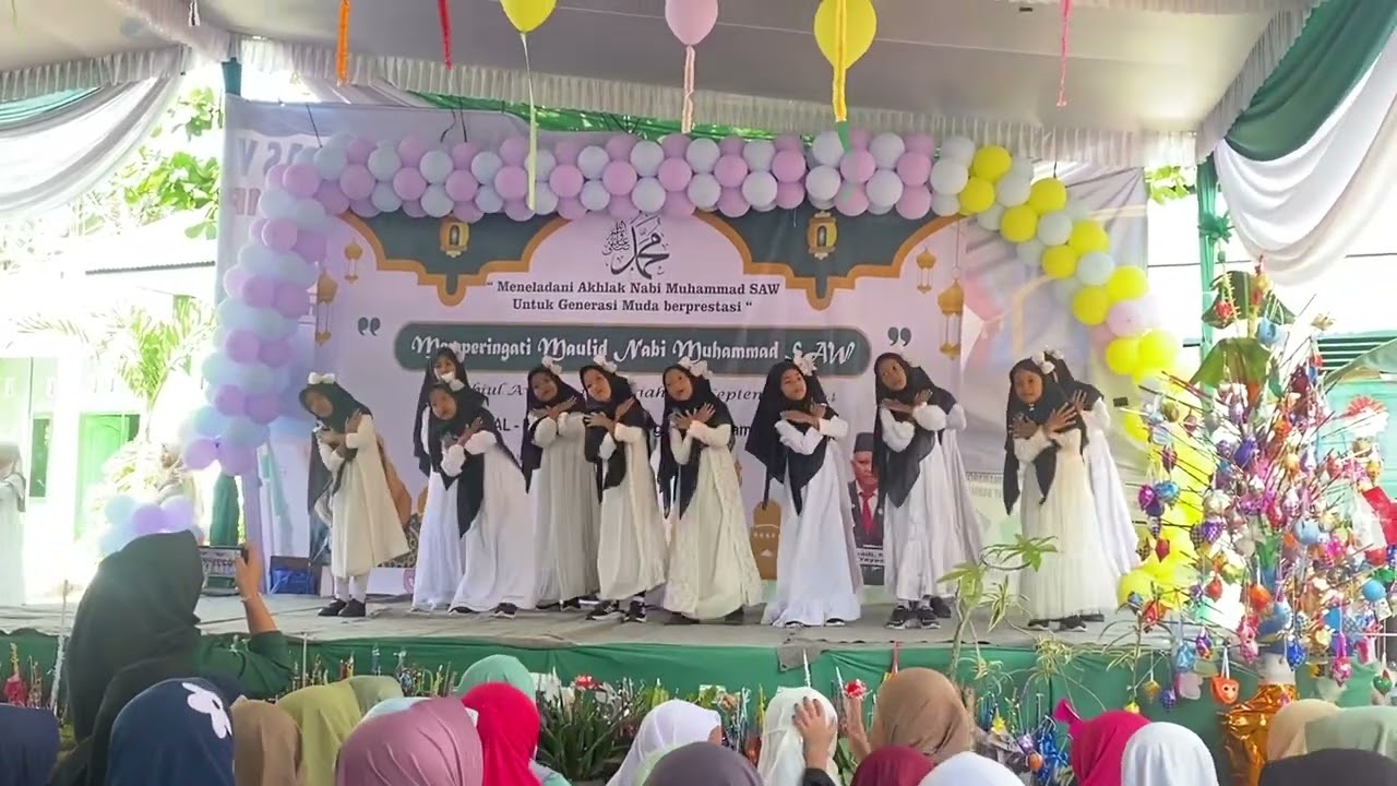 Tari kreasi “Bulan Maulid Tiba”