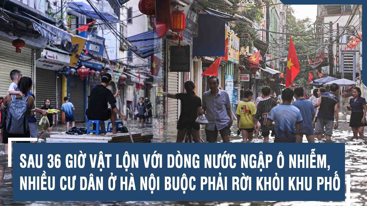 Sau 36 giờ vật lộn với dòng nước ngập ô nhiễm, nhiều cư dân ở Hà Nội buộc phải rời khỏi khu phố
