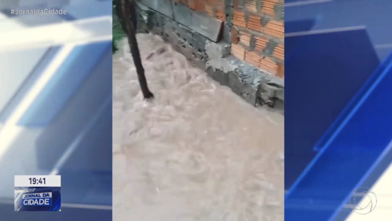 Após forte chuva, obra em rua causa transtornos para moradores de Paço do Lumiar MA.