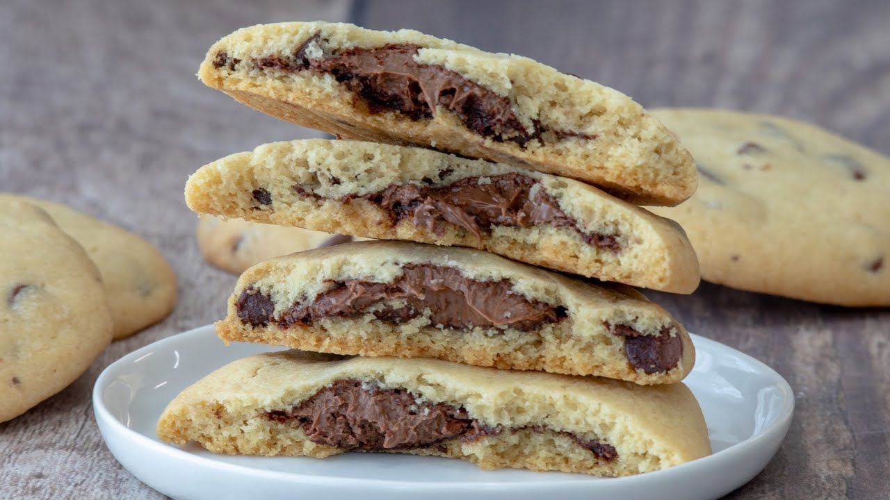 Deliciosas galletas de chispas de chocolate rellenas con nutella