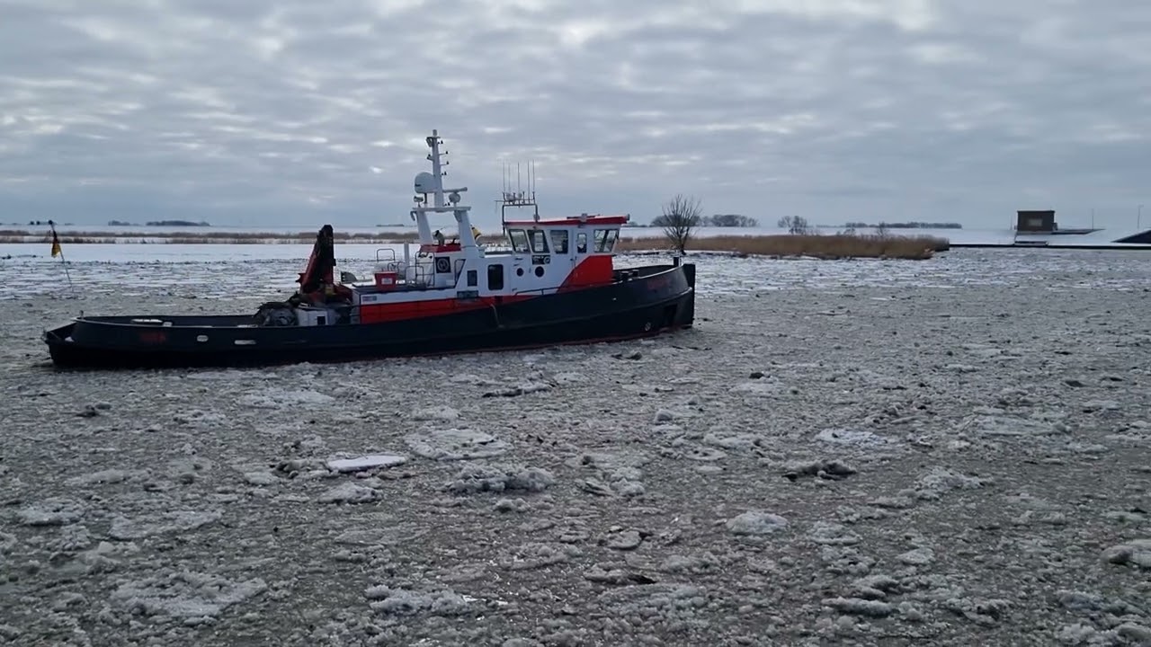 Niederländischer Eisbrecher Lena-h fährt in den Hafen Wischhafen 
